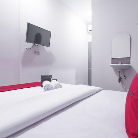 Hotel Reddoorz Near Itc Mangga Dua Yakarta Exterior foto