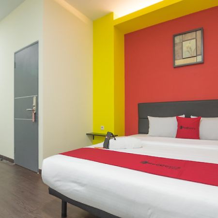 Hotel Reddoorz Near Itc Mangga Dua Yakarta Exterior foto