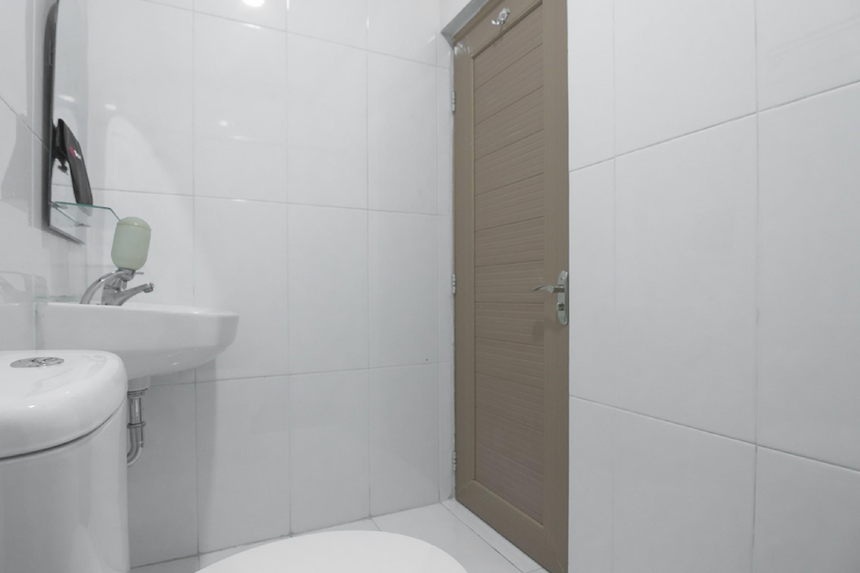 Hotel Reddoorz Near Itc Mangga Dua Yakarta Exterior foto