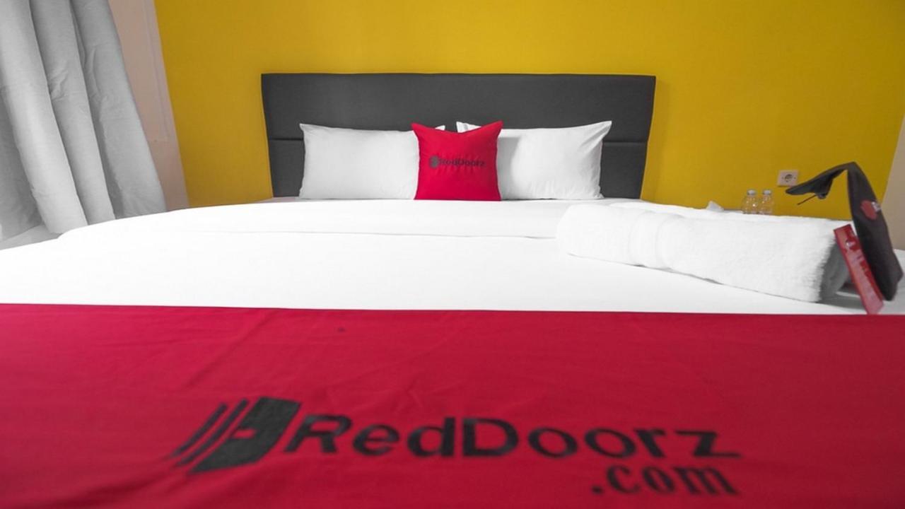 Hotel Reddoorz Near Itc Mangga Dua Yakarta Exterior foto